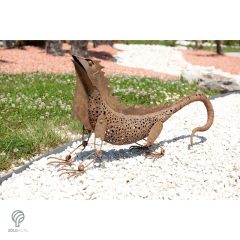 IGUANA, magyarul leguán figura, díszkertben